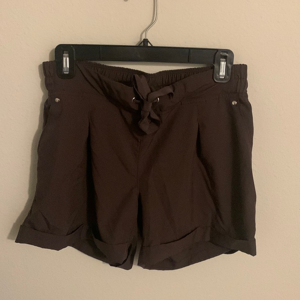 Athletic shorts with pockets and tie